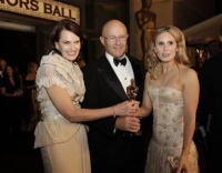 La familia de Heath Ledger recibe su Oscar como mejor actor de reparto por "The Dark Knight"